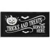 "Tricks And Treats Served Here" Halloween Wandbild 41cm 2 "Tricks And Treats Served Here" Halloween Wandbild 41cm -Karneval Universe Geschaft graviertes tricks and treats served here holzschild 41cm wood tricks and treats served here engraved wall sign 54245